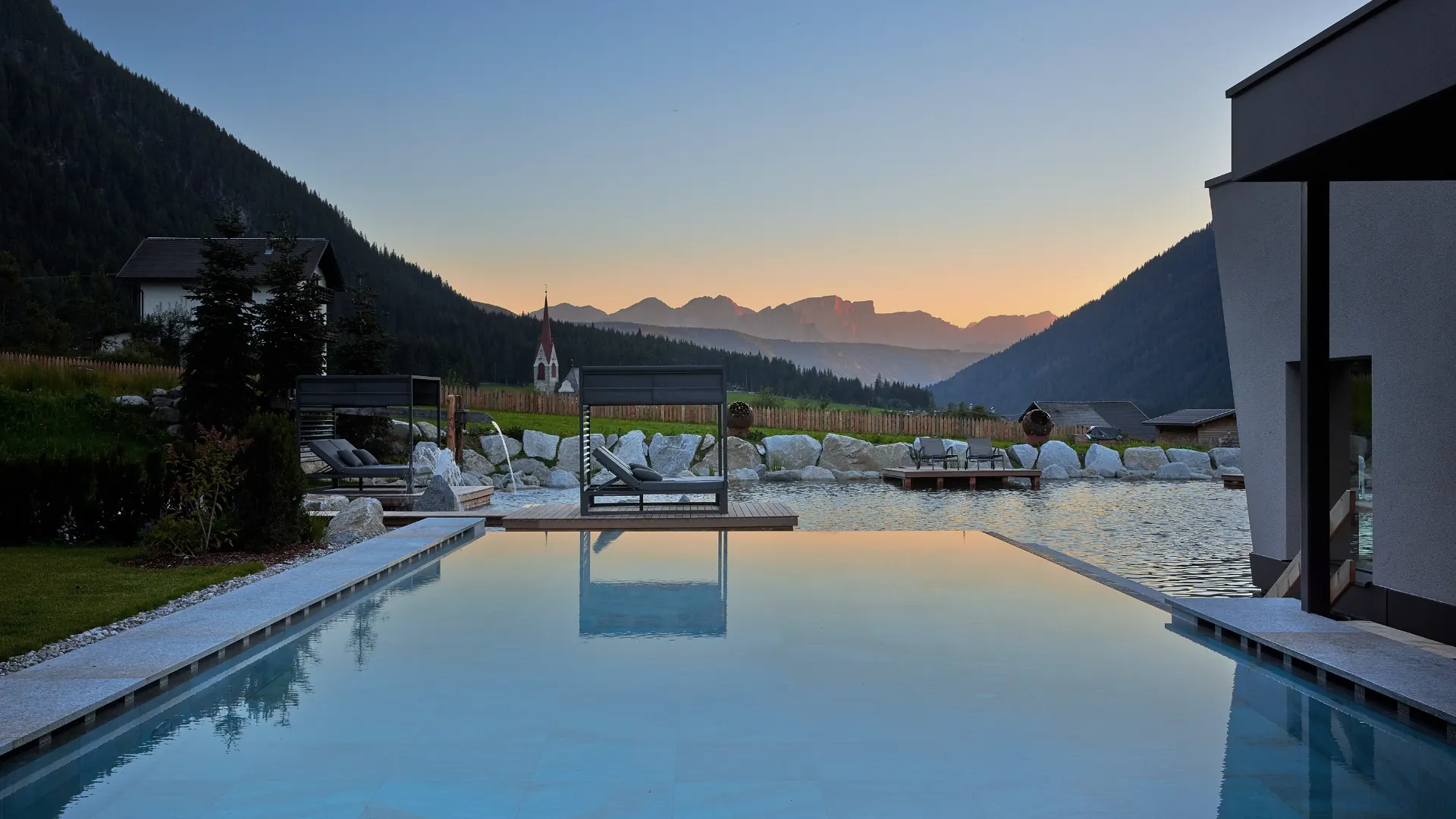 Pool mit Bergpanorama in der Abenddämmerung